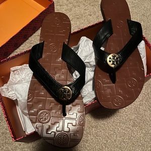 Tory Burch black/gold tumbled leather flip flop, sz8